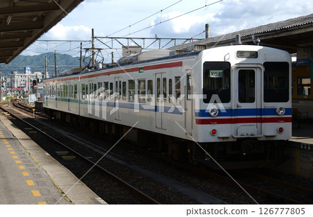 一輛停在車站的兩節車廂本地列車 一輛停在車站的兩節車廂本地列車 126777805