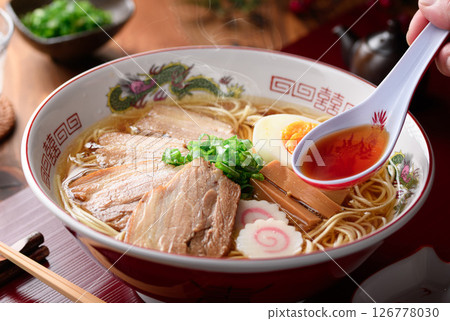 熱騰騰的正宗豬肉麵配水煮蛋和鳴門 126778030