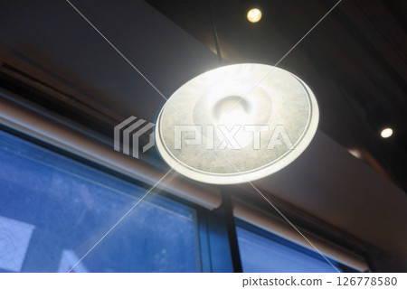 餐廳內部配有天花板燈和窗戶 126778580