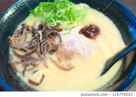 濃濃豬骨湯和食材的拉麵特寫 126778581