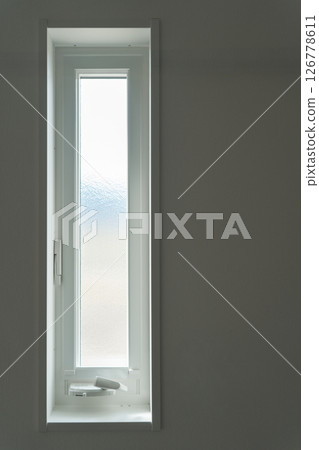 住宅建築的垂直滑動窗 住宅建築的垂直滑動窗 126778611