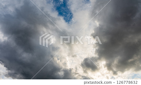 黃昏時分，藍天上飄浮著許多雲彩 126778632