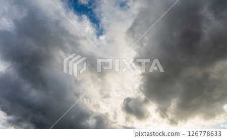 黃昏時分，藍天上飄浮著許多雲彩 126778633