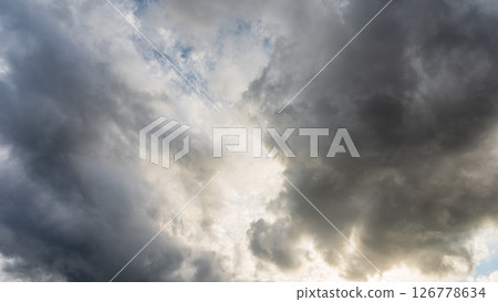 黃昏時分，藍天上飄浮著許多雲彩 126778634