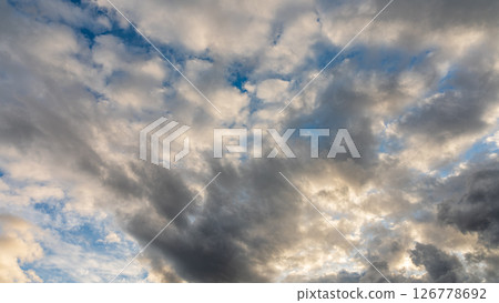 黃昏時分,藍天上飄浮著許多雲彩 黃昏時分,藍天上飄浮著許多雲彩 126778692