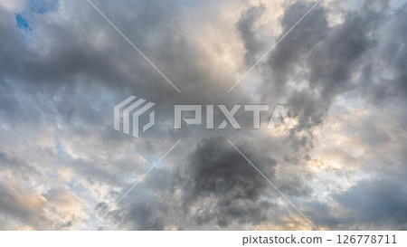 黃昏時分，藍天上飄浮著許多雲彩 126778711