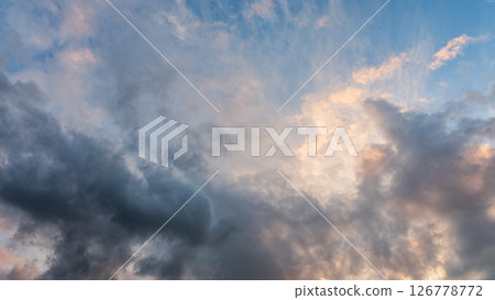 黃昏時分,藍天上飄浮著許多雲彩 黃昏時分,藍天上飄浮著許多雲彩 126778772