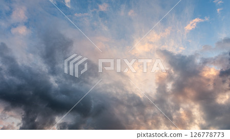 黃昏時分,藍天上飄浮著許多雲彩 黃昏時分,藍天上飄浮著許多雲彩 126778773