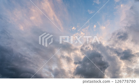 黃昏時分,藍天上飄浮著許多雲彩 黃昏時分,藍天上飄浮著許多雲彩 126778780
