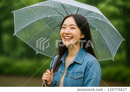 下雨天,一位日本年輕女子撐著傘微笑的背影 下雨天,一位日本年輕女子撐著傘微笑的背影 126778827