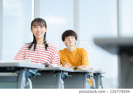 正在學習的男女大學生。照片由電波學園東京電子專門學校提供。 126778894