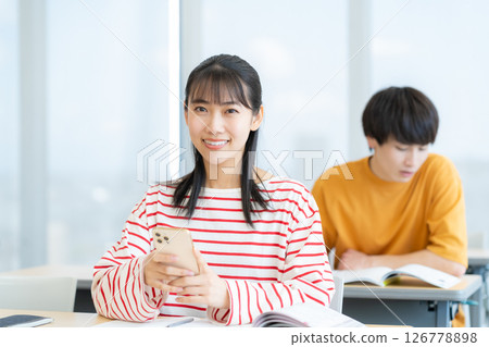 正在學習的男女大學生。照片由電波學園東京電子專門學校提供。 126778898