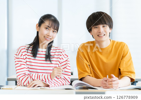 正在學習的男女大學生。照片由電波學園東京電子專門學校提供。 126778909