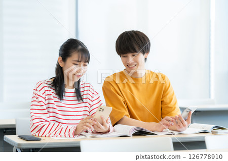 正在學習的男女大學生。照片由電波學園東京電子專門學校提供。 126778910