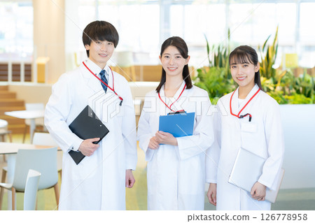 醫生們在醫院開會。照片由電波學園東京電子專門學校提供。 126778958