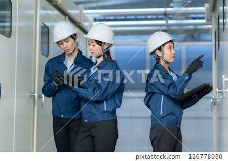 維護建築物的男性和女性工程師。照片由電波學園東京電子專門學校提供。 126778980