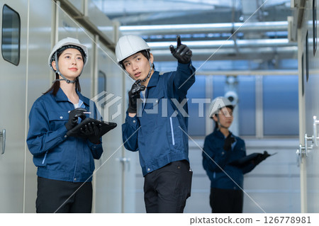 維護建築物的男性和女性工程師。照片由電波學園東京電子專門學校提供。 126778981