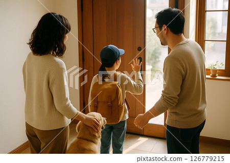 一個日本家庭在入口處送別孩子的背影 126779215
