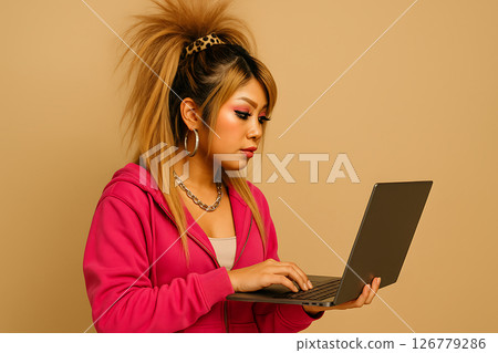 一位古怪的 gal 風格女性在米色背景上操作筆記型電腦 126779286