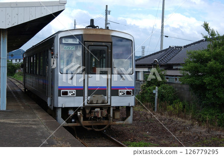 一列只有一輛車、一人的火車停在鄉村車站 一列只有一輛車、一人的火車停在鄉村車站 126779295