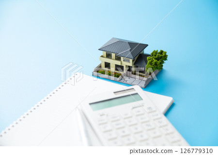 房子和計算器和筆記本 房子和計算器和筆記本 126779310