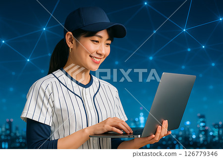 一位身穿棒球服的日本女性正在進行 IT 分析 一位身穿棒球服的日本女性正在進行 IT 分析 126779346