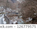 栃木縣四萬溫泉，沿著溪流的積雪道路 126779575
