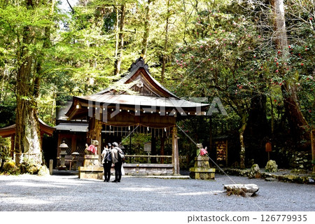 京都市：貴船神社內殿的禮拜殿、新綠與參拜者 126779935