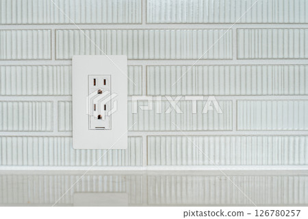 瓷磚牆上的接地插座 瓷磚牆上的接地插座 126780257