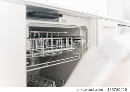 廚房內設有內建前開式洗碗機和洗碗機/烘乾機 126780426