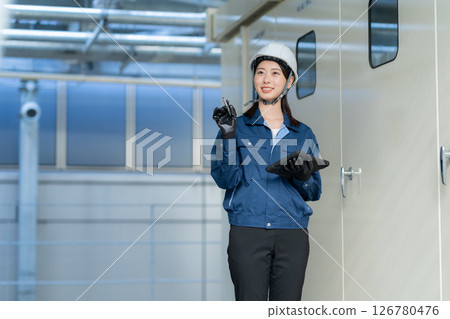 一名女工程師正在進行建築維護。照片由電波學園東京電子專門學校提供。 126780476