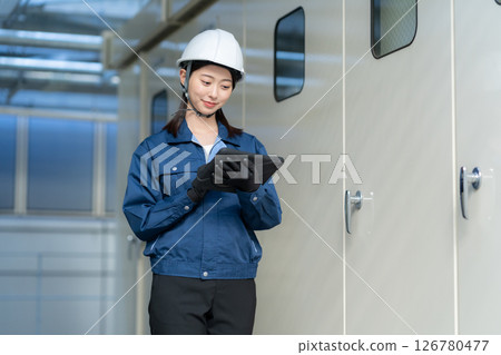 一名女工程師正在進行建築維護。照片由電波學園東京電子專門學校提供。 126780477