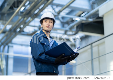 一名男工程師正在進行建築維護。照片由電波學園東京電子專門學校提供。 126780492