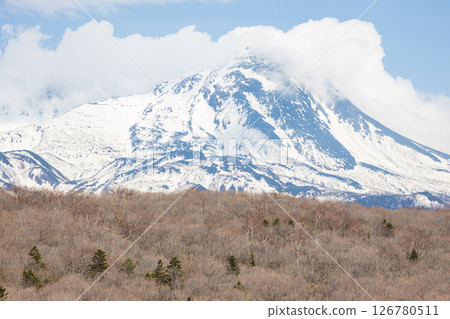 從Furepe瀑布瞭望台附近眺望的知床山脈 126780511