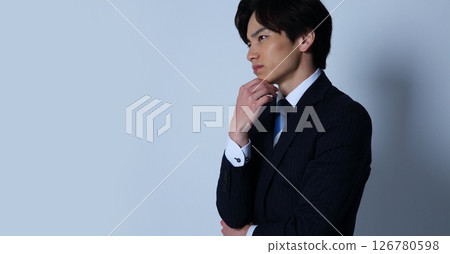 憂心忡忡的男性辦公室職員的形象 126780598