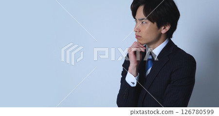 憂心忡忡的男性辦公室職員的形象 126780599