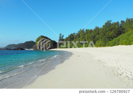 Morning at Furuzamami Beach: White sand and blue sea 126780927