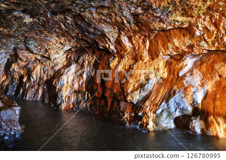 Sandanbeki Cave, a scenic spot in Shirahama, Wakayama Prefecture 126780995