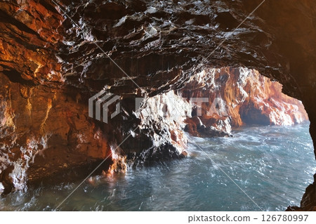 Sandanbeki Cave, a scenic spot in Shirahama, Wakayama Prefecture 126780997