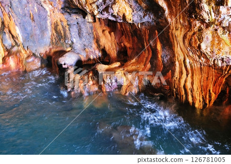Sandanbeki Cave, a scenic spot in Shirahama, Wakayama Prefecture 126781005
