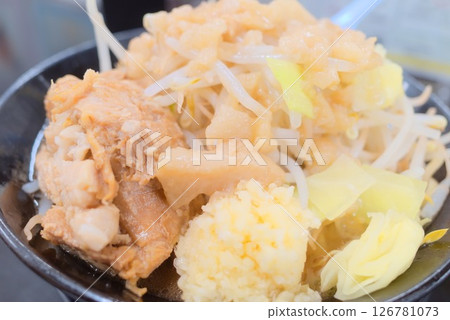 用大蒜和油製作的次郎風格拉麵，味道清淡。 126781073