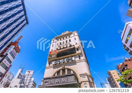 日本東京城市景觀。飛機從頭頂飛過…逃離 COVID-19…淺草站的景色等等。 (熙熙攘攘的遊客淺草) 日本東京城市景觀。飛機從頭頂飛過…逃離 COVID-19…淺草站的景色等等。 (熙熙攘攘的遊客淺草) 126781219