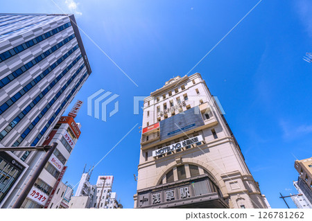 日本東京城市景觀。飛機從頭頂飛過…逃離 COVID-19…淺草站的景色等等。 (熙熙攘攘的遊客淺草) 日本東京城市景觀。飛機從頭頂飛過…逃離 COVID-19…淺草站的景色等等。 (熙熙攘攘的遊客淺草) 126781262