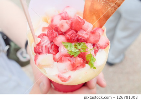 奢華的可麗餅,內含碎草莓 奢華的可麗餅,內含碎草莓 126781308