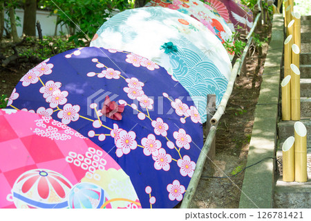 樓梯上擺放著色彩繽紛的日本雨傘 126781421