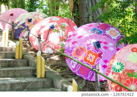 樓梯上擺放著色彩繽紛的日本雨傘 126781422