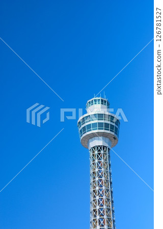 橫濱海洋塔與湛藍的天空 橫濱海洋塔與湛藍的天空 126781527