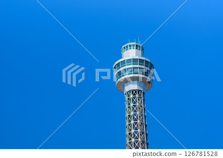 橫濱海洋塔與湛藍的天空 126781528