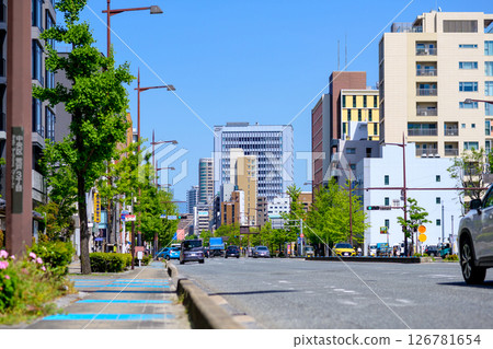View of Tojinmachi, Chuo Ward, Fukuoka City. Traffic lights at the entrance to Nishi Park. Looking towards Tenjin. 126781654