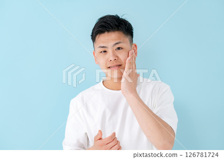 年輕人皮膚護理 126781724